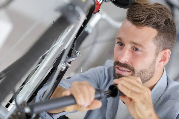 Pneu de bicicleta inflável homem com bomba isolada no branco — Fotografia de Stock