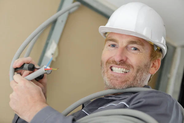 Lächelnder Bauarbeiter blickt in die Kamera — Stockfoto