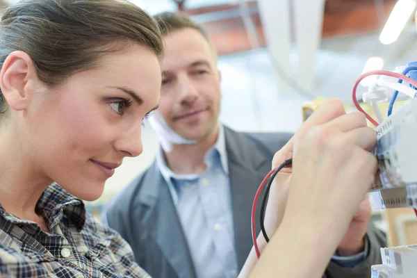 Vrouw en man repareren iets — Stockfoto