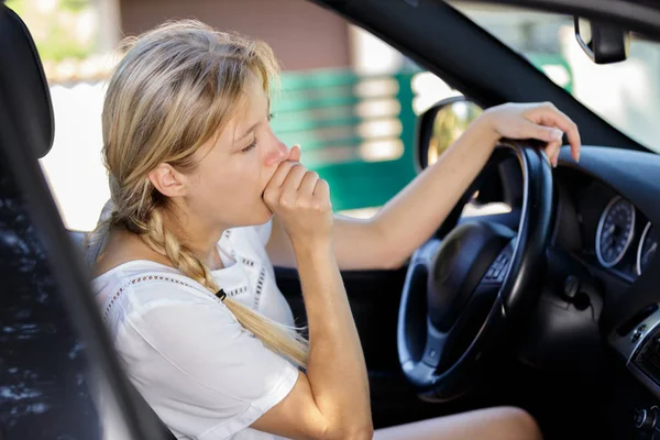 Genç, yorgun kadın sürücü koltuğunda. — Stok fotoğraf