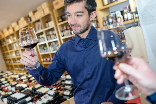 Customer evaluating wine in a boutique — Stock Photo, Image