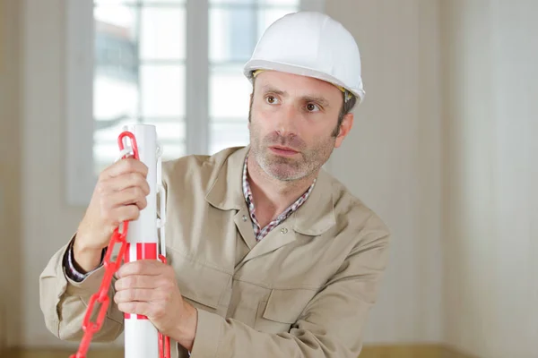 Trabajador dentro de la construcción y el hombre —  Fotos de Stock