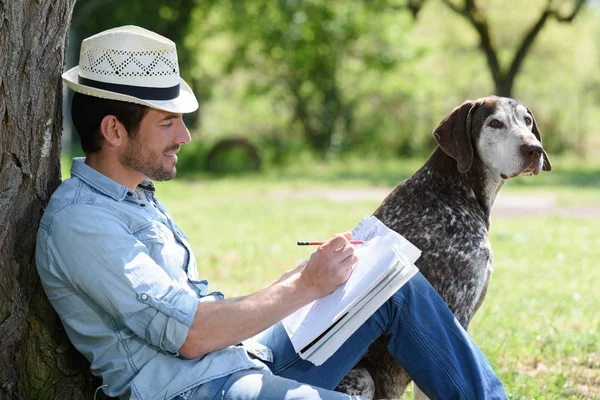 Homme dessine un chien — Photo