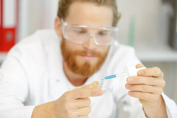 Teste de laboratório microbiológico e homem — Fotografia de Stock