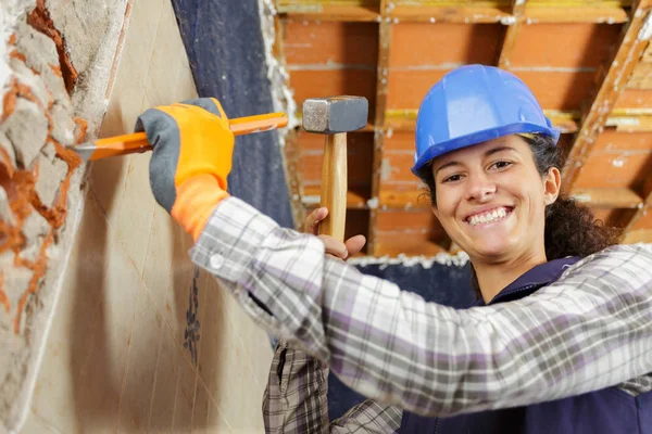 Feliz constructor femenino con martillo y cincel —  Fotos de Stock