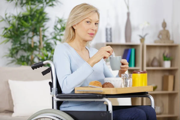 Ευτυχισμένος ανάπηρος ηλικιωμένη γυναίκα που έχει ένα φλιτζάνι καφέ — Φωτογραφία Αρχείου
