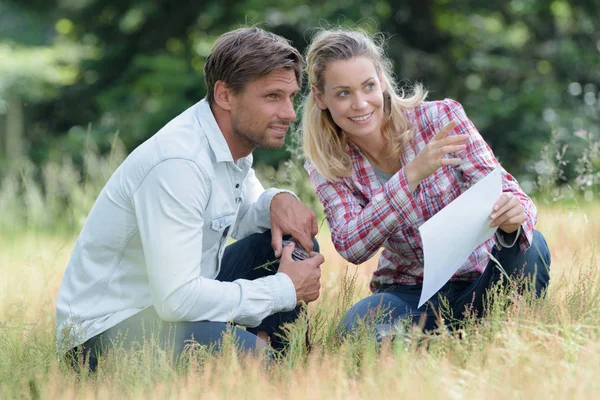 Casal sonhando acordado sobre o que fazer com a terra recém-comprada — Fotografia de Stock