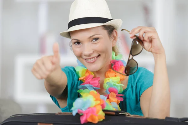 Jovem feliz mostrando polegares para cima — Fotografia de Stock