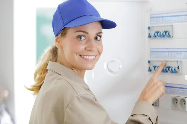 Mulher engenheiro inspecionando equipamentos de balcão elétrico — Fotografia de Stock