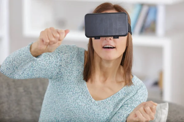 Brunette met lang haar dragen Virtual Reality headset — Stockfoto