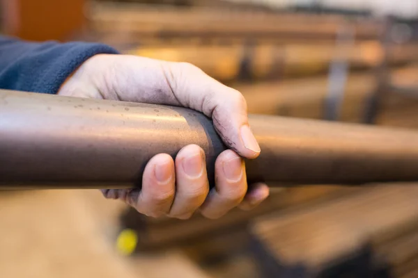 Mans mano sosteniendo un poste de metal —  Fotos de Stock