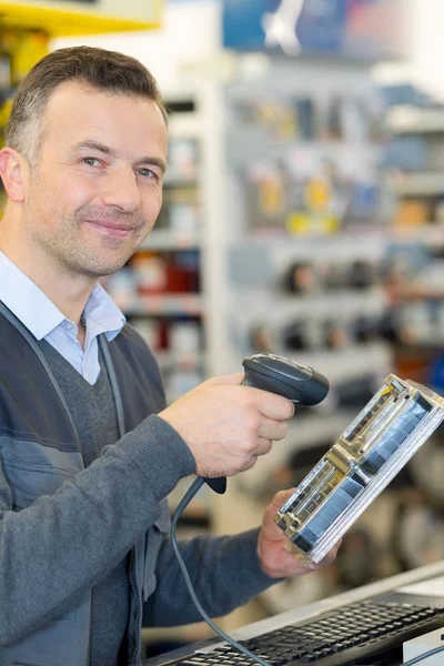 Man scant door handheldapparaat — Stockfoto