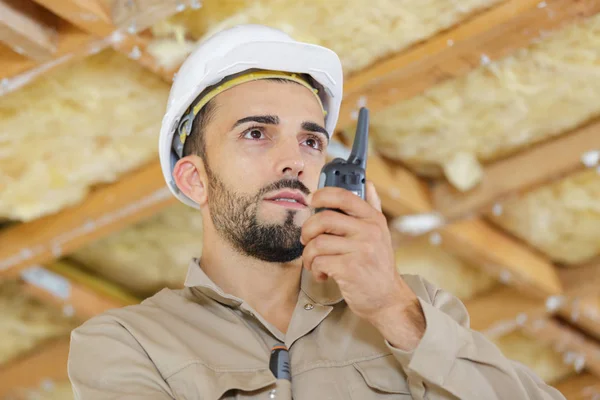 Trabajador masculino en casco con walkie talkie — Foto de Stock