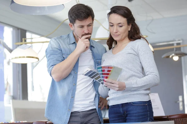 Portret van twee jonge mensen die kleurstalen vasthouden — Stockfoto