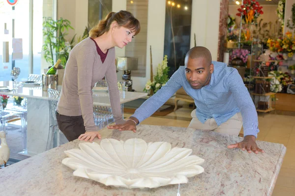 Casal olhando para mesa de mármore — Fotografia de Stock
