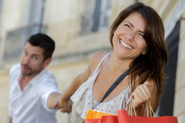 Парень ходить по магазинам с девушкой — стоковое фото