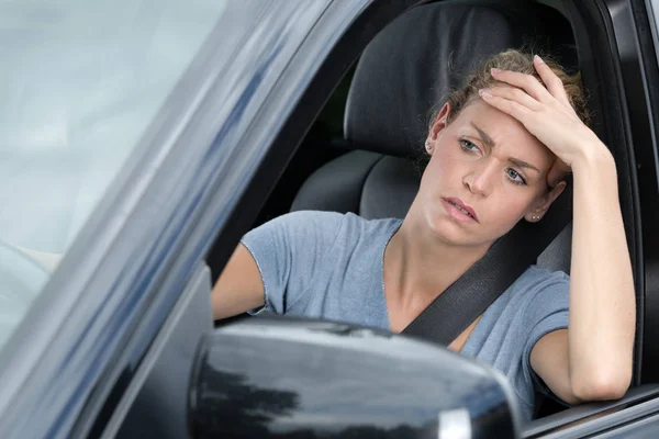 Gelangweilte Frau im Auto — Stockfoto