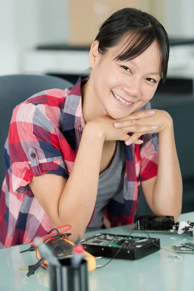 Jong aantrekkelijk gelukkig glimlachen vrouw digitaal computer elektronisch ingenieur — Stockfoto