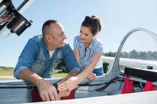 Glad pilot inbjudande flickvän ombord på privatflygplan — Stockfoto