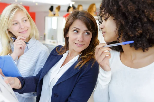 Friseurausbildung und Frau — Stockfoto