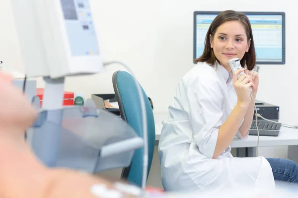 Médico sorridente com dispositivo de ultra-som — Fotografia de Stock