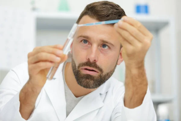 Pipette de laboratoire avec goutte de liquide — Photo