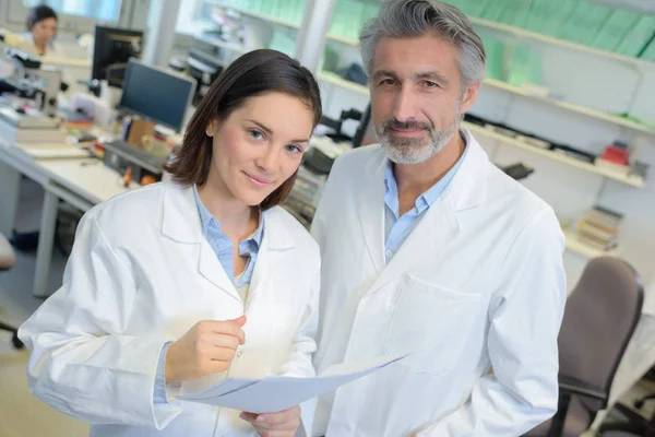 Científicos masculinos y femeninos trabajando en laboratorio — Foto de Stock