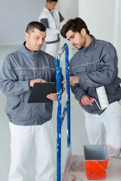 Dois homens trabalhando em uma casa — Fotografia de Stock