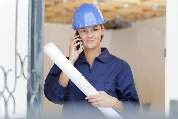 Femme constructeur sur le téléphone — Photo