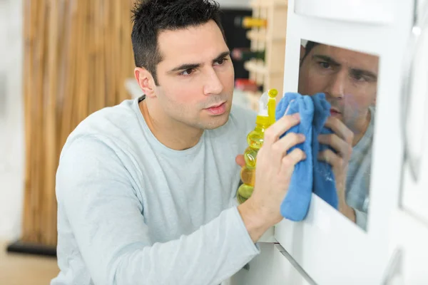 男人在家里清洗烤箱 — 图库照片