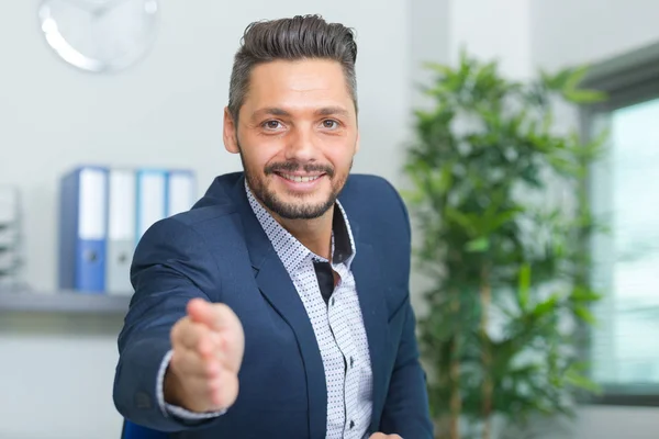 Businessman willing to shake your hand — Stock Photo, Image