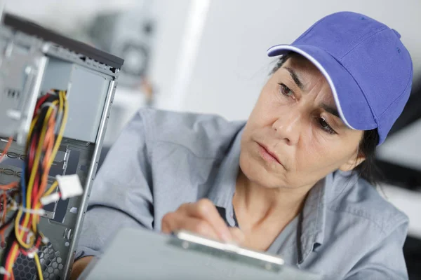 Frau schreibt über PC-Kabel — Stockfoto