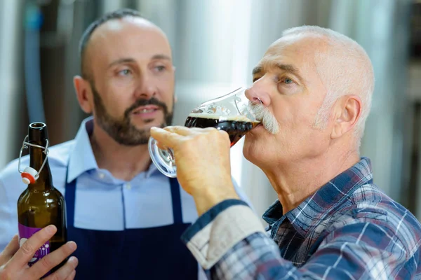 Zwei Brauer probieren Bier in der Brauerei — Stockfoto