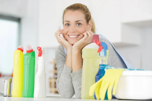 Щаслива домогосподарка з спреєм і миючими засобами — стокове фото