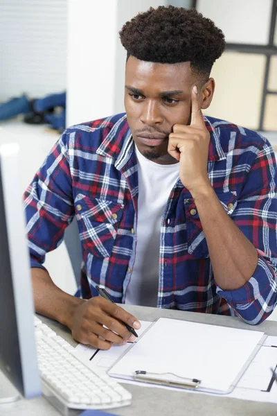 Förvånad förbryllad man med laptop lärande datavetenskap — Stockfoto