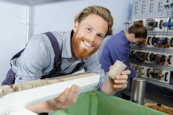 Knappe jonge man aan het werk in de meubelfabriek — Stockfoto