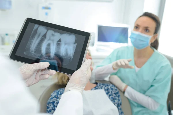 歯をチェック歯科チーム患者の x 線写真 — ストック写真