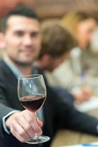 Homem amigável segurando copo de vinho — Fotografia de Stock