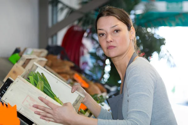 Торговий асистент в овочевому продуктовому магазині — стокове фото