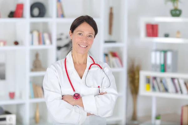 Portrait de belle femme d'âge moyen médecin souriant — Photo