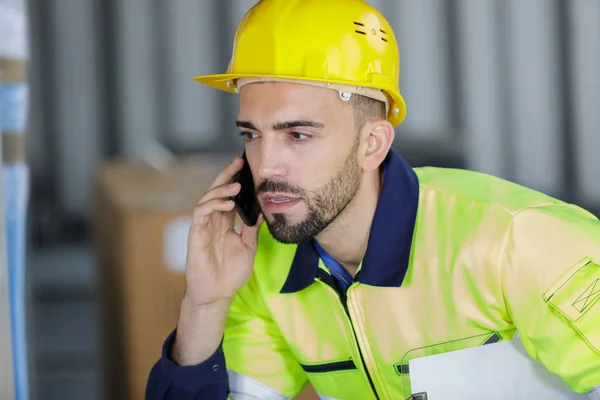 Mannelijke ingenieur controleren olieraffinaderij Phone Talk concept — Stockfoto