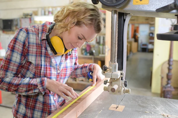 Tischlerin misst Holz — Stockfoto