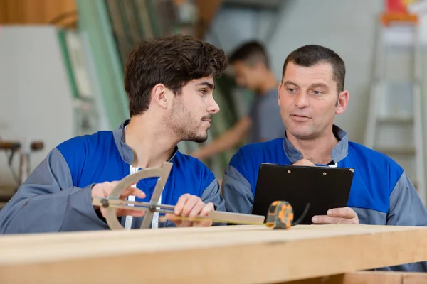 Ausbilder für Industriezimmerei stellt Frage — Stockfoto