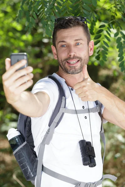 Usmívající se stopař, který se v přírodě venku — Stock fotografie