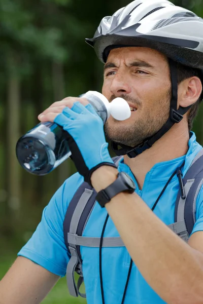 Ciclista bebendo água oudoors — Fotografia de Stock