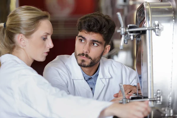 Arbeiter prüfen Weinqualitäten in der Manufaktur — Stockfoto