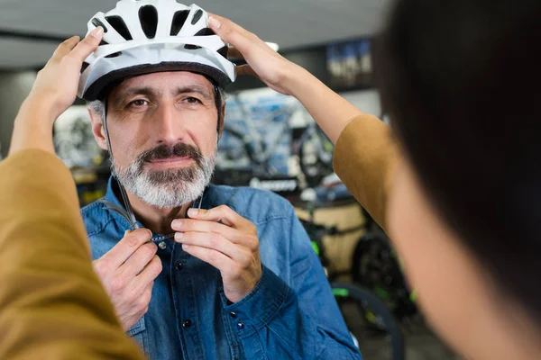 Cliente experimentando um capacete — Fotografia de Stock