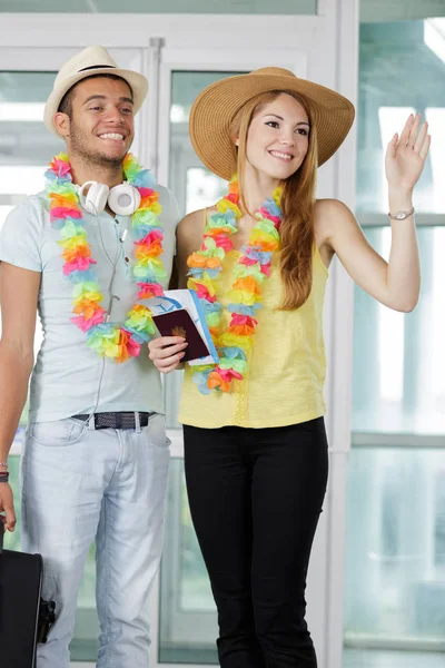 Casal em aeroportos portão de chegada — Fotografia de Stock