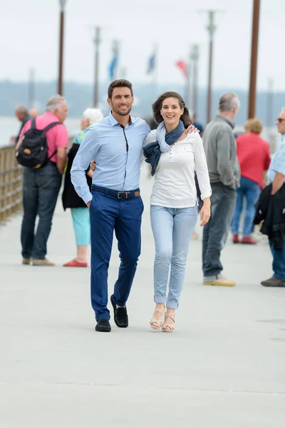 Paar läuft auf der Seebrücke — Stockfoto