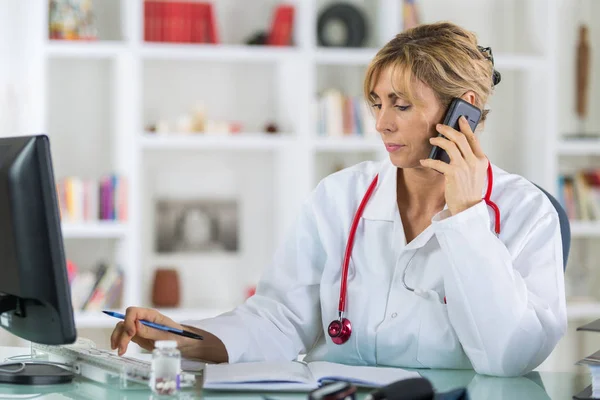 Lachende receptioniste bij de kliniek — Stockfoto